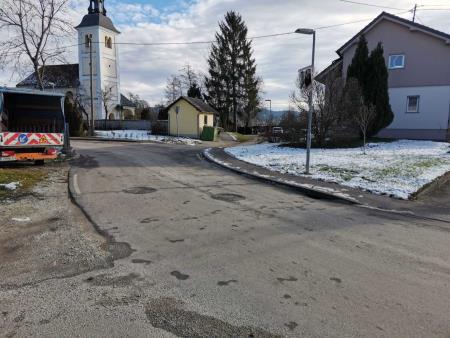 Ogledalo na Pšati pri cerkvi